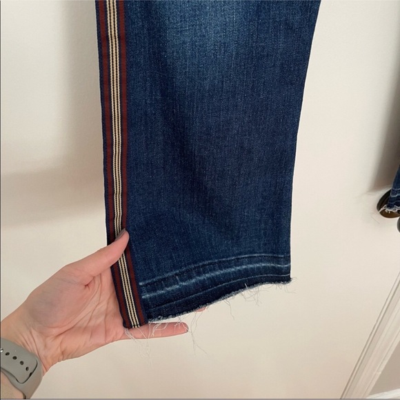 Flattering VERONICA BEARD Carolyn "Baby Boot" Stretch Button Fly Jeans - Picture 6 of 9